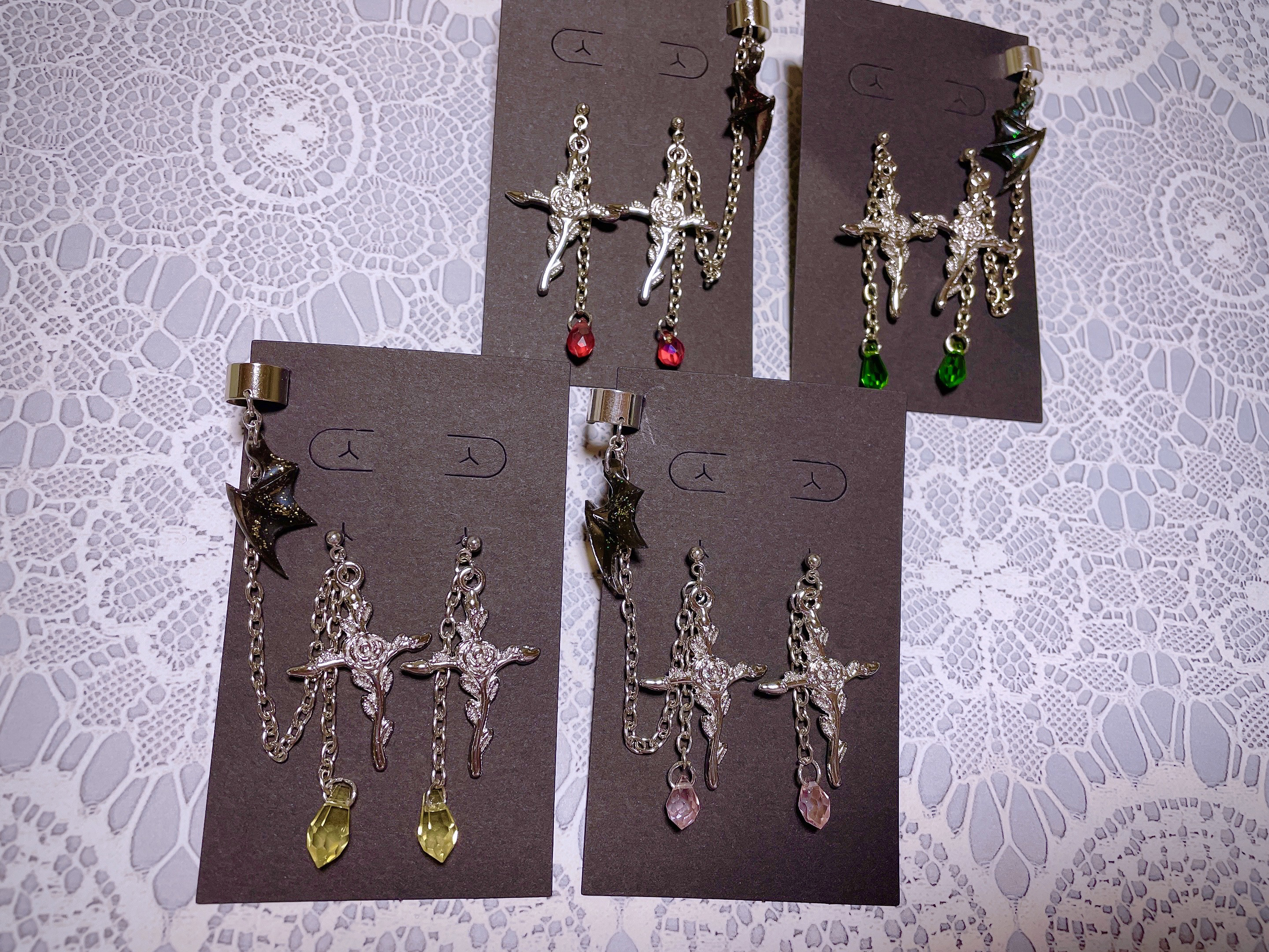 バラとクロスのピアス