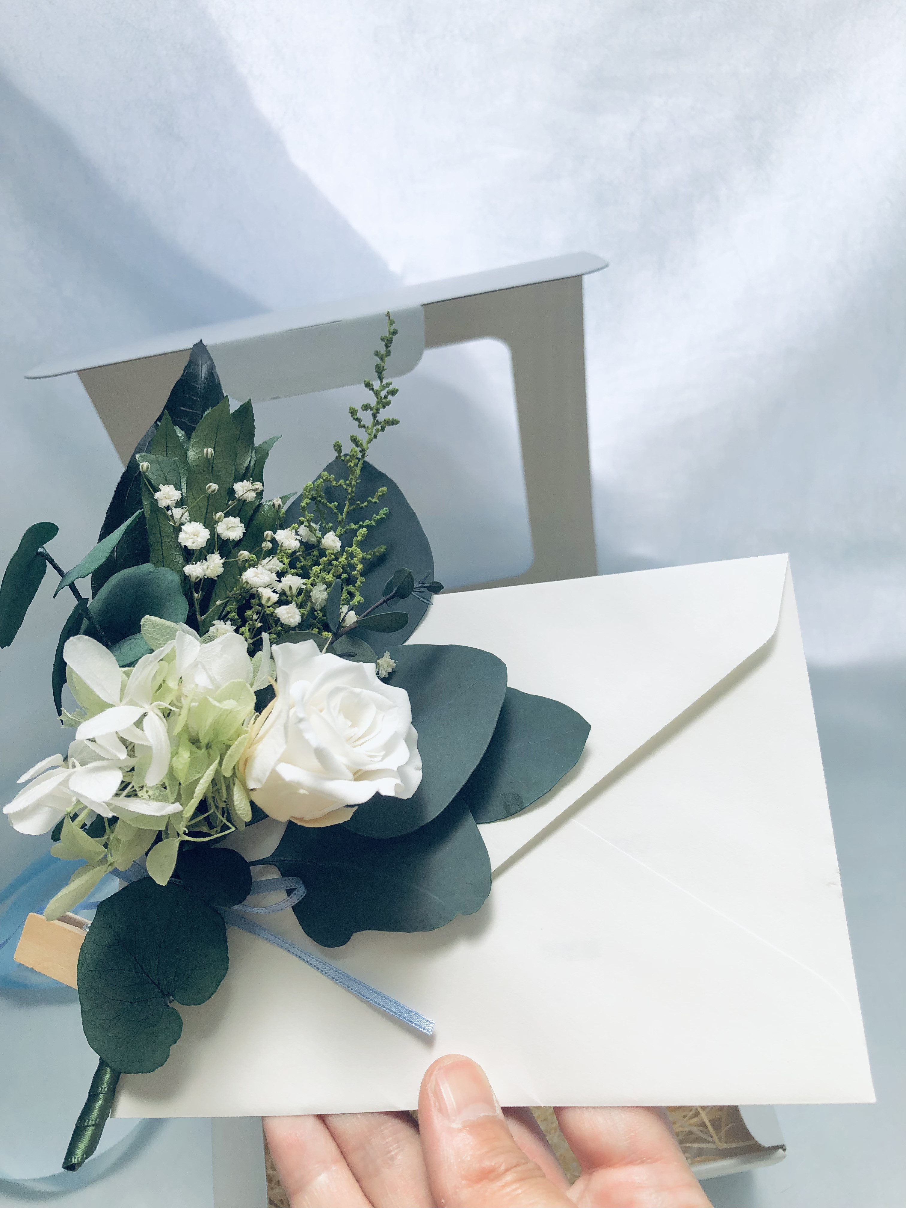 2025-25 秋冬新作  ハイブランドの 白バラ yy26 ミニバッジ 名古屋市 ケース付き 白薔薇 小物・アクセサリー