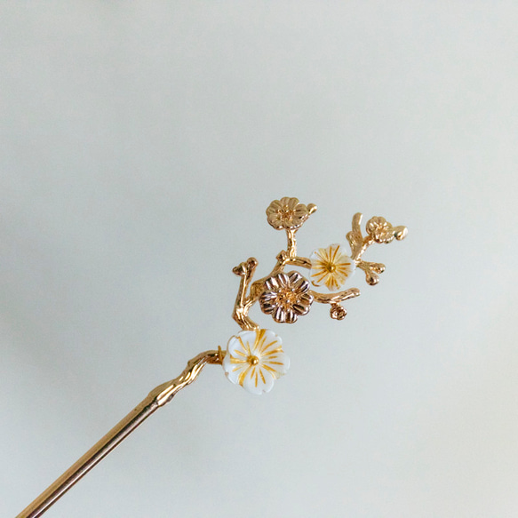 花枝のかんざし　淡水貝シェル花　 ヘアアクセサリー   髪飾り　簪 梅 1枚目の画像