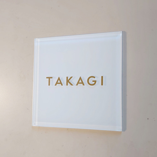屋外対応】気品溢れる白ベースアクリル表札*透明4辺45度斜め 屋外対応】気品溢れる白ベースアクリル表札*透明4辺45度斜め
