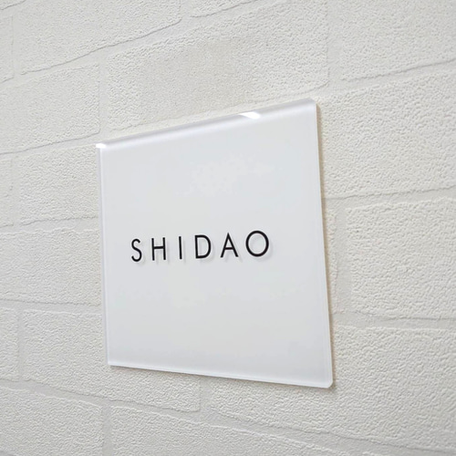 屋外対応】気品溢れる白ベースアクリル表札*透明4辺45度斜め 屋外対応】気品溢れる白ベースアクリル表札*透明4辺45度斜め