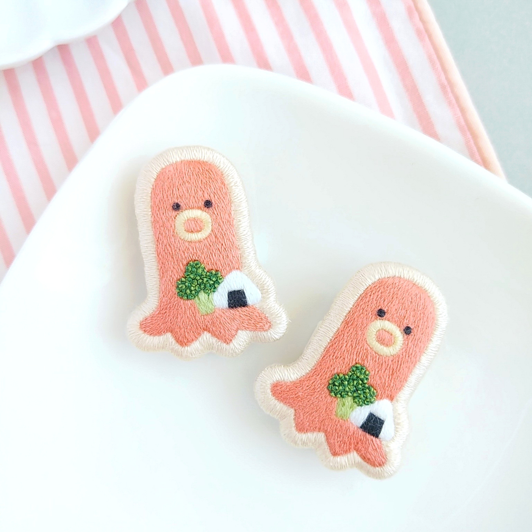 【専用】たこさんウィンナーとおにぎりのハラペコ刺繍スタイ　4枚分