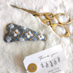 【7㌢】インド刺繍リボンのヘアピン　ぱっちんピン　トライアングル　ライトブルー 1枚目の画像