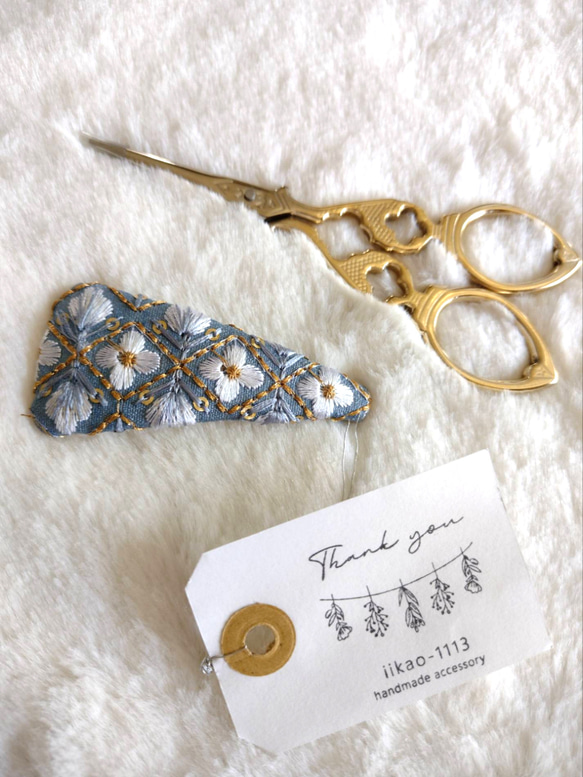【7㌢】インド刺繍リボンのヘアピン　ぱっちんピン　トライアングル　ライトブルー 1枚目の画像