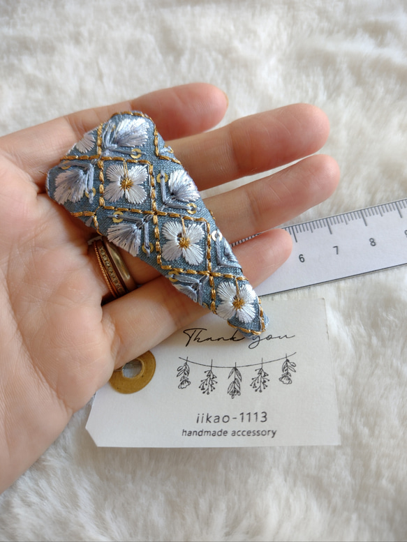 【7㌢】インド刺繍リボンのヘアピン　ぱっちんピン　トライアングル　ライトブルー 2枚目の画像