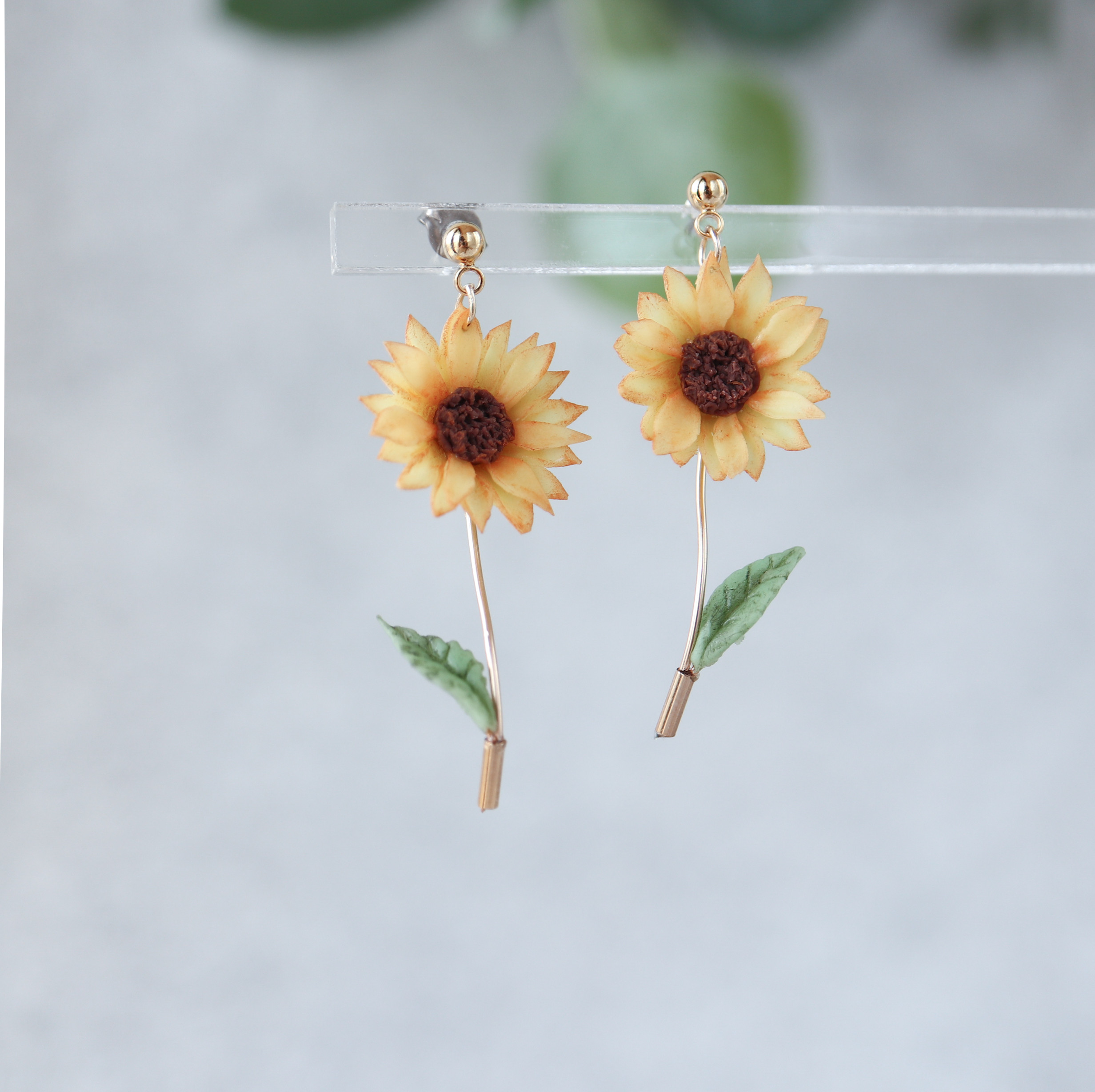 124 高級お花ボタン✖︎3Aガラスじゃら　ハンドメイド　ピアスorイヤリング