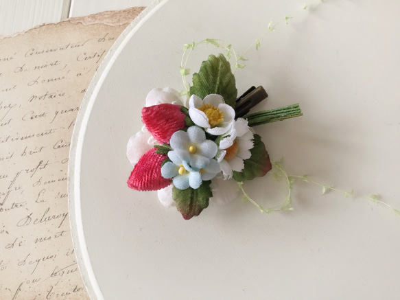 染め花イチゴと小花のミニクリップ 2枚目の画像