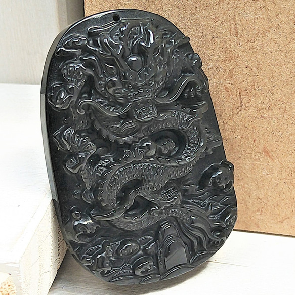 変わりたい～　天然石　レインボーオブシディアン　龍彫刻 手彫り　約60ｍｍ　 3枚目の画像
