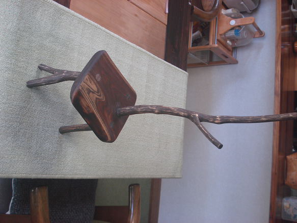 ケヤキ　ミニスツールｏｒ花台　枝足も楽しいお洒落なスツール。何を飾りましょうか？ 1枚目の画像