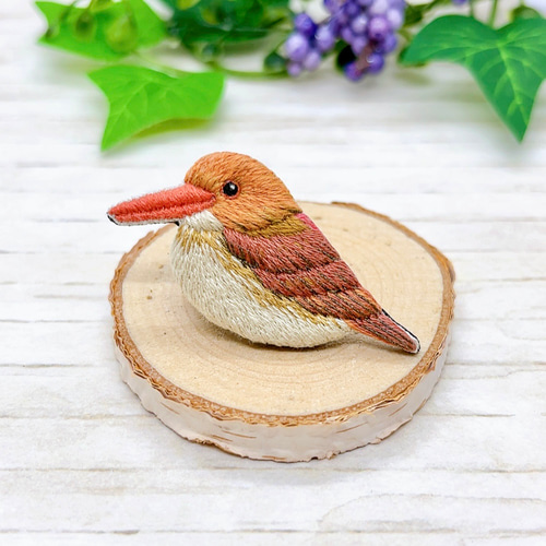 アカショウビンの立体刺繍ブローチ　ハンドメイド　コサージュ アカショウビン 刺繍 ブローチ（ 野鳥 鳥 小鳥 ） ブローチ mame