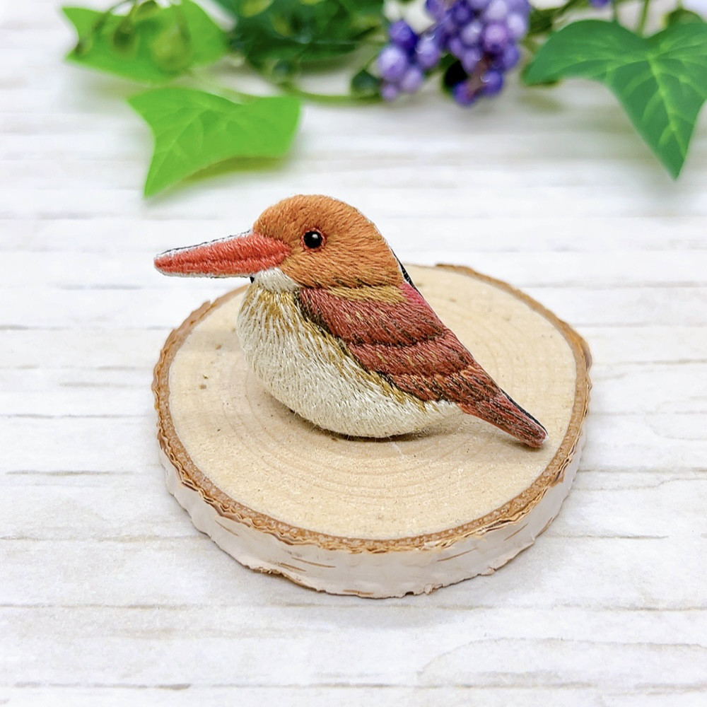 アカショウビンの立体刺繍ブローチ　ハンドメイド　コサージュ アカショウビンの立体刺繍ブローチ ハンドメイド コサージュ