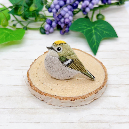 キクイタダキ 刺繍 ブローチ（ 野鳥 鳥 小鳥 ） ブローチ mame