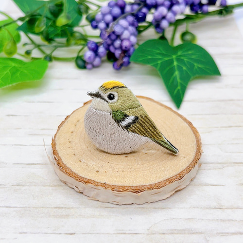 キビタキの立体刺繍ブローチ　ハンドメイド キクイタダキ 刺繍 ブローチ（ 野鳥 鳥 小鳥 ） ブローチ mame