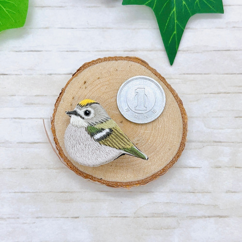 キビタキの立体刺繍ブローチ　ハンドメイド キビタキ 刺繍 ブローチ （ 野鳥 鳥 小鳥 ） ブローチ mame.pii