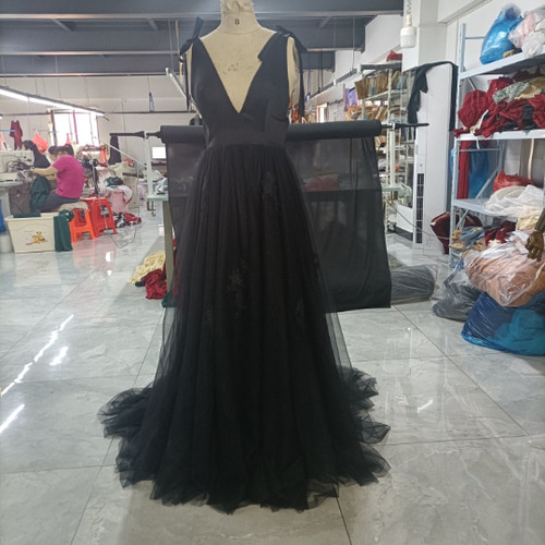 豪華！優雅なシルエット 黒カラードレス ソフトチュール Vネック 背中  