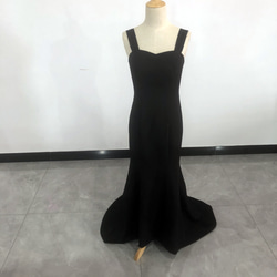 優雅的黑色連衣裙露背短裙心形剪裁稱為第二方 第1張的照片