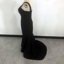 優雅的黑色連衣裙露背短裙心形剪裁稱為第二方 第2張的照片