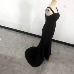 優雅的黑色連衣裙露背短裙心形剪裁稱為第二方 第4張的照片