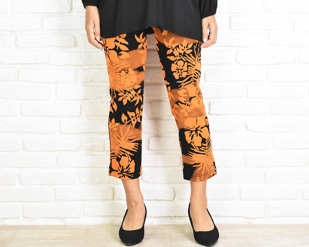 驚きの穿き心地！ハイビスカス柄ろうけつ染めスキニーストレートストレッチショートパンツ