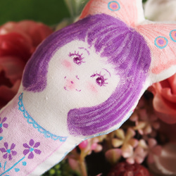 蝶々リボンの女の子ブローチ（紫）/イラストドール 3枚目の画像