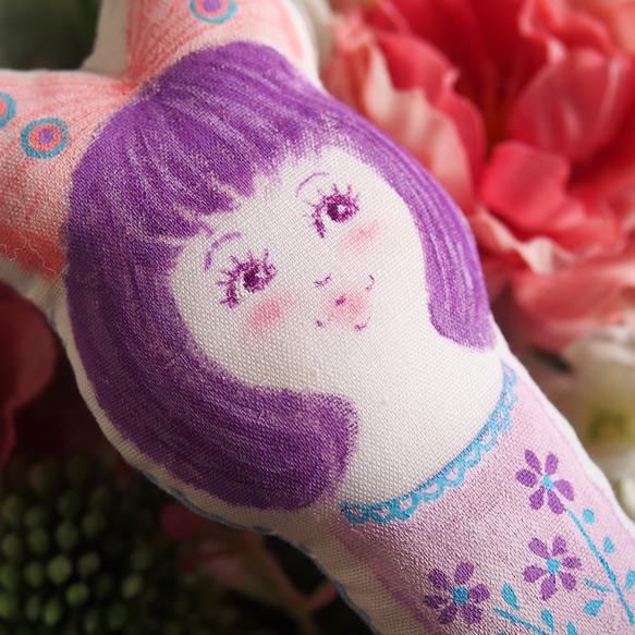 蝶々リボンの女の子ブローチ（紫）/イラストドール 2枚目の画像