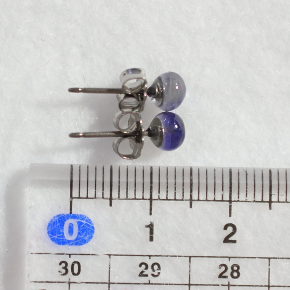 （１点もの）アイオライトのスタッドピアス（5mm・チタンポスト） 5枚目の画像