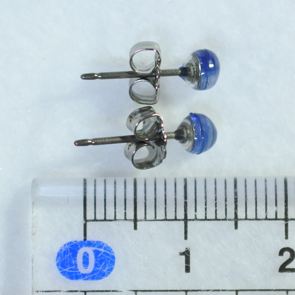 （１点もの）カイヤナイトのスタッドピアス（4mm・チタンポスト） 5枚目の画像
