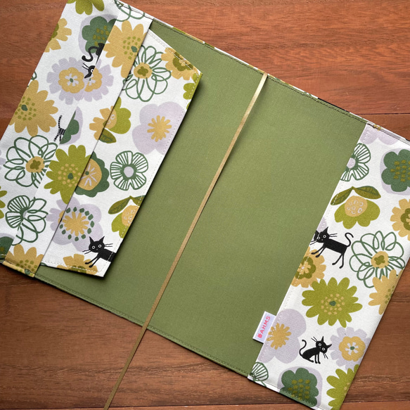 【Ａ５ソフトカバー用】オリーブ色の花と猫さんのブックカバー 2枚目の画像