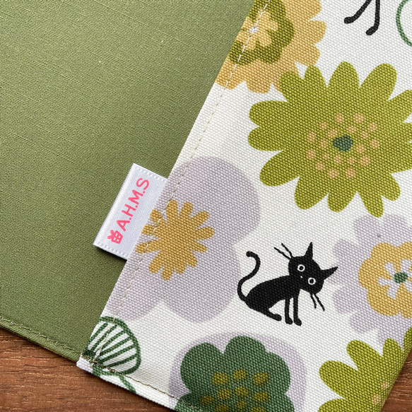 【Ａ５ソフトカバー用】オリーブ色の花と猫さんのブックカバー 3枚目の画像