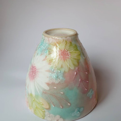 Creema陶器市2024 工房ゆずりは　湯呑　優しいピンクとブルーが繊細な絵柄　彩化粧花　43384 9枚目の画像