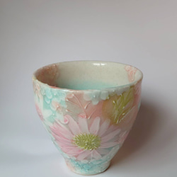 Creema陶器市2024 工房ゆずりは　湯呑　優しいピンクとブルーが繊細な絵柄　彩化粧花　43384 6枚目の画像