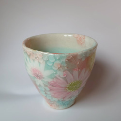 Creema陶器市2024 工房ゆずりは　湯呑　優しいピンクとブルーが繊細な絵柄　彩化粧花　43384 3枚目の画像