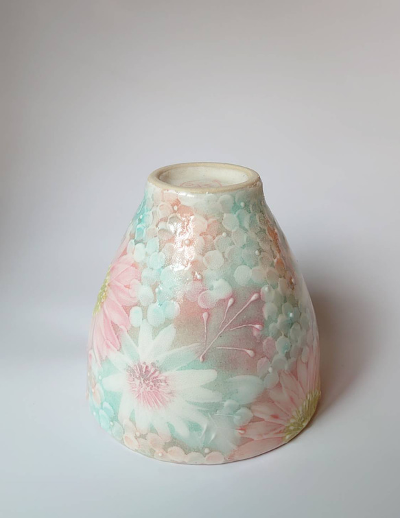 Creema陶器市2024 工房ゆずりは　湯呑　優しいピンクとブルーが繊細な絵柄　彩化粧花　43384 11枚目の画像