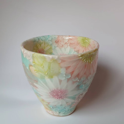 Creema陶器市2024 工房ゆずりは　湯呑　優しいピンクとブルーが繊細な絵柄　彩化粧花　43384 4枚目の画像