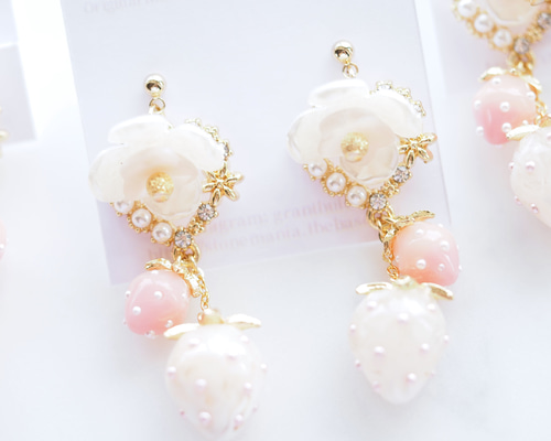 2つのピンク苺×キラキラハート×フラワー ピアス/イヤリング P0233