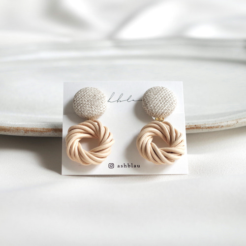 イヤリング/ピアス くるくるラタン× くるみボタン クリームグレー 生成