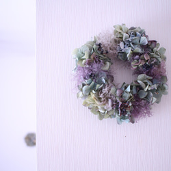 水色紫陽花とスモークツリーの雨色リース✳︎ドライフラワー◎18センチ 4枚目の画像