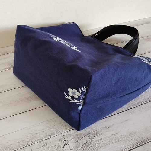 花柄刺繍のミニトートバッグ 知的なネイビー トートバッグ 花