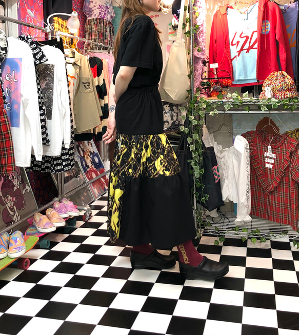 サイケ柄×ブラック　ミックスティアードロングスカート 4枚目の画像
