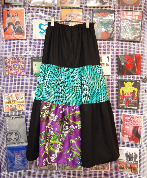 サイケ柄×ブラックミックス　ティアードロングスカート 3枚目の画像