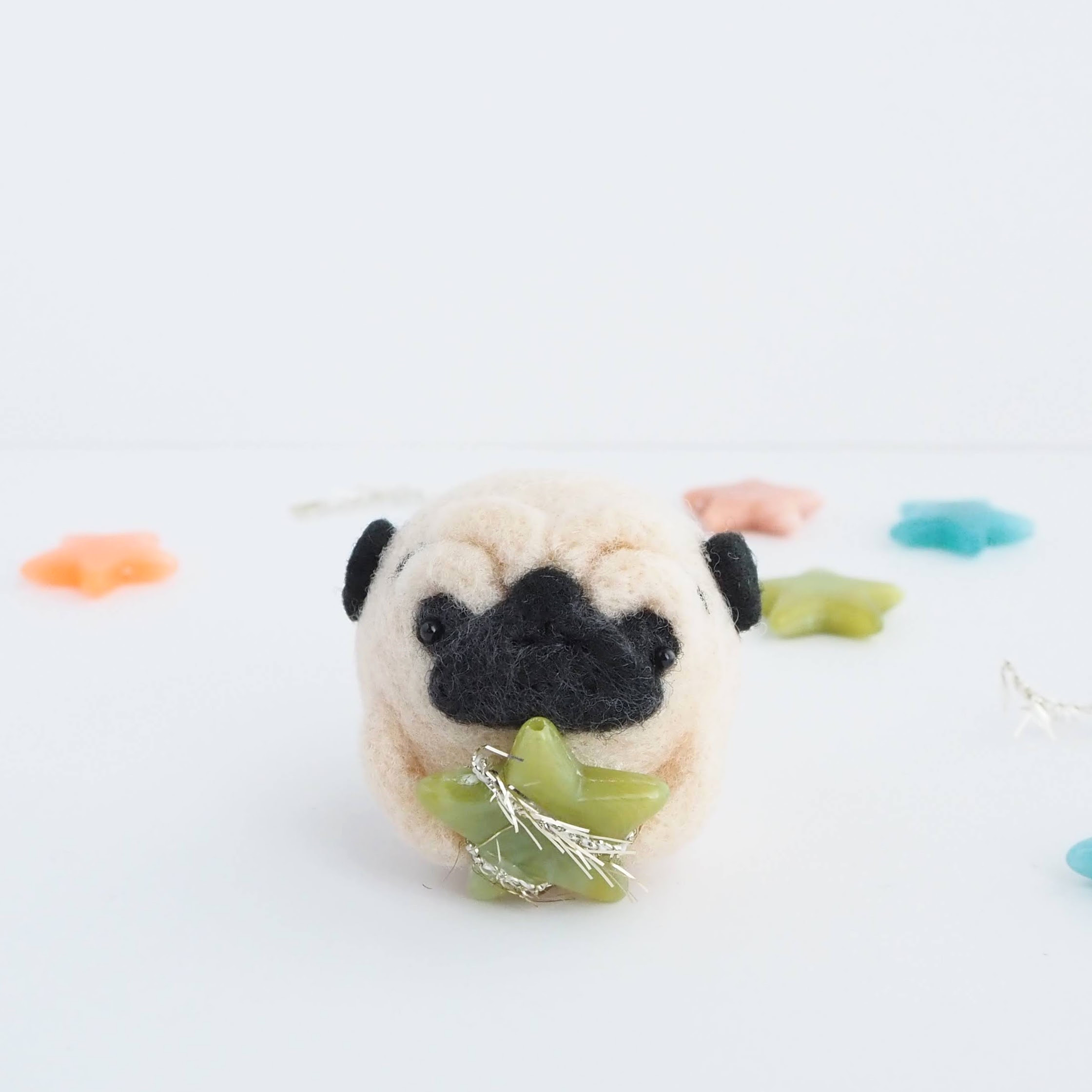 【受注製作】流れ星を拾ったまゆパグ(フォーン・黒)  羊毛フェルト