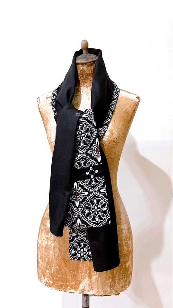 スカーフNo.318*魅力*設計師手作純棉華麗歐式白色花磚圖騰拼接黑底毛料圍巾 披肩 第7張的照片