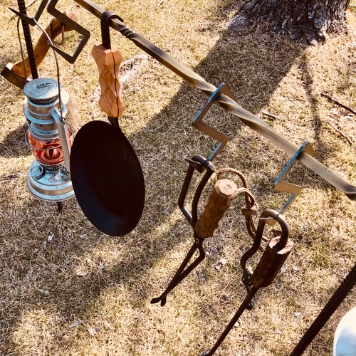 殿堂 焚き火スタンド／焚き火ハンガー【ツイスト加工】【真鍮磨き加工