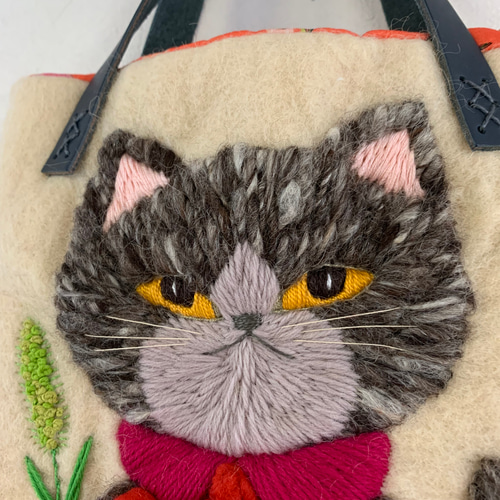 真っ赤なぷっくりお花のワンピースを着た猫さん 羊毛フェルト