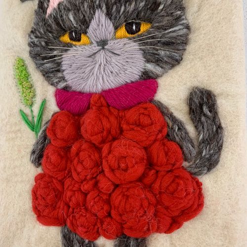 真っ赤なぷっくりお花のワンピースを着た猫さん 羊毛フェルト