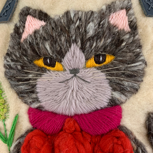 2024-25 秋冬新作  ハイブランドの 真っ赤なぷっくりお花のワンピースを着た猫さん 羊毛フェルト ハンドバッグ