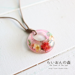 【ramillete 小さな花束】ペンダント　ドーナツ型（ローズピンク）　金属不使用　金属アレルギー対応　長さ調節可能　 1枚目の画像