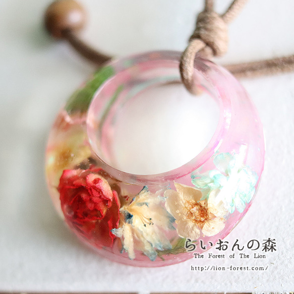 【ramillete 小さな花束】ペンダント　ドーナツ型（ローズピンク）　金属不使用　金属アレルギー対応　長さ調節可能　 4枚目の画像