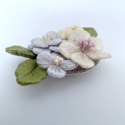 花の立体刺繍ブローチ ブローチ n.m 通販 14065344｜Creema