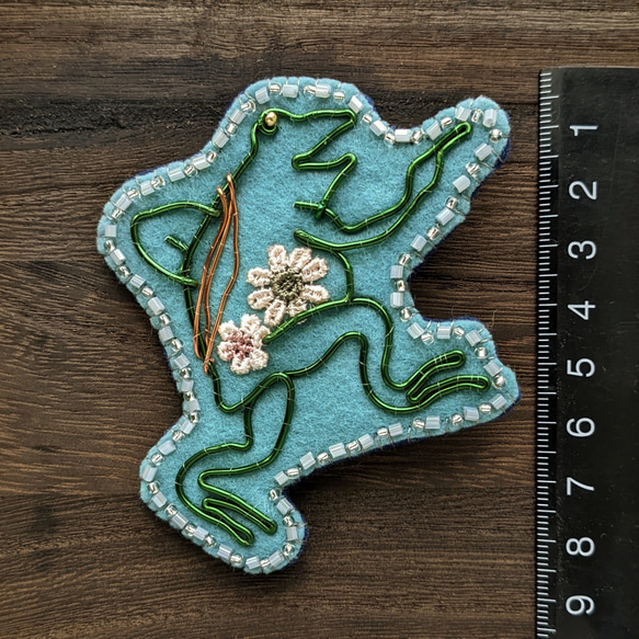 指さしカエル ブローチ 鳥獣戯画 コサージュ 蛙 刺繍 レース お花 パール ビーズ ワイヤー 和風 梅雨 6月 バッチ 4枚目の画像